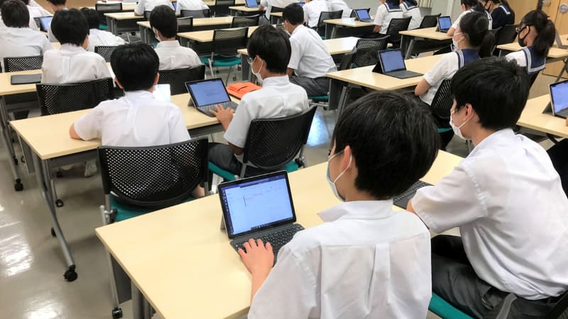 森村学園は中1～高1まで1人1台環境を実施。中1～中3は「Surface Go 2」、高1は「Surface Go」を利用