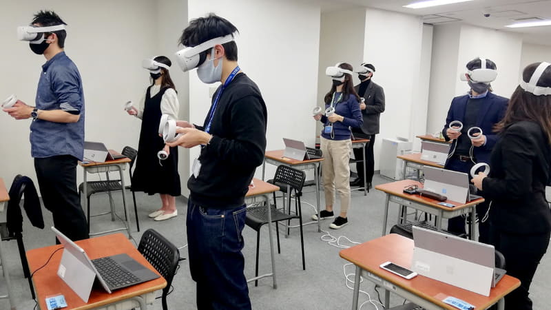 VR教材体験会に参加する角川ドワンゴ学園の教員。外からは各々が何を見て、何をしているのかは、全く分からないが……
