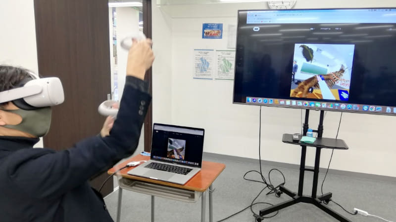 地学のVR授業でデモンストレーションを行う甲野氏。教材開発責任者とあって、操作も慣れた様子だ