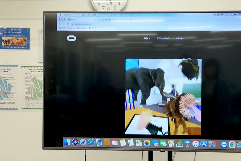 体験会では、「こういう世界でこんな動きをしている」という映像がスクリーンに表示される。正直これでは伝わらないのだが、伝える素材として画像や映像が必要、というジレンマ