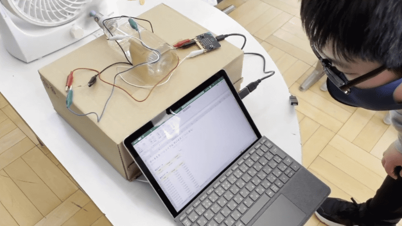 小学生もリアルなデータで学べる「Hacking STEM」の教材（<a href="https://www.youtube.com/watch?v=HLRGFHd8Vto" class="n" target="_blank">つがる市立育成小学校 前多昌顕教諭の動画</a>より）