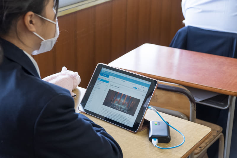 ウェブ検索で日本語の国連サイトにアクセス。その後、Pagesでポスター制作に取り組んだ。見出しの色を変えたり、写真を添えたりとレイアウトはさまざま