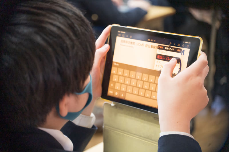 ソフトキーボードを使う生徒、マウスと物理キーボードを使う生徒がいるなどさまざま。自分の好きなスタイルに合わせて使う