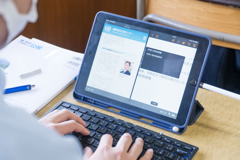 iPadの画面をスプリットビューで2画面分割して作業を進める生徒