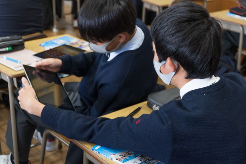 ポスター制作中も疑問に思ったことは生徒同士で話し合う