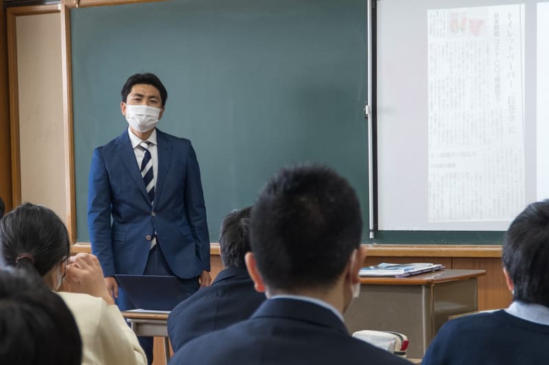 授業を担当した福島祥雅教諭。教材はデジタルに限らず、新聞の切り抜きも柔軟に使う
