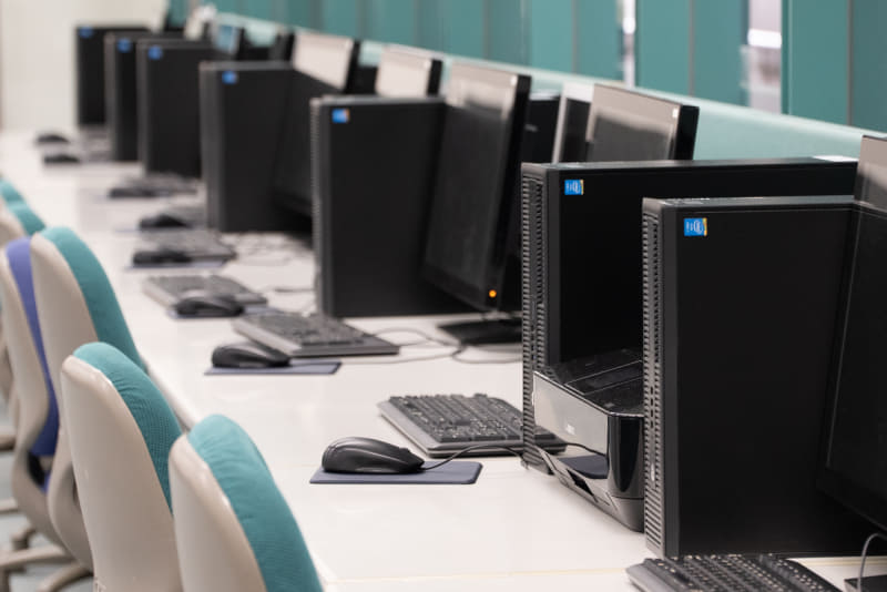 コンピューター教室。今年度からは中学校のプログラミング教育も刷新