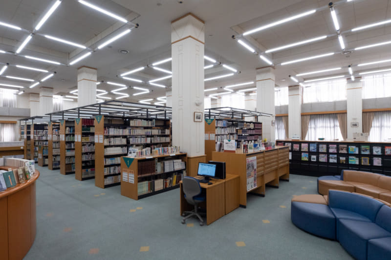 6万冊の蔵書数を誇る図書室