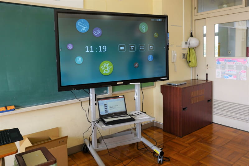65インチの一体型電子黒板「xSync Board」を市内小中学校の全普通教室へ整備