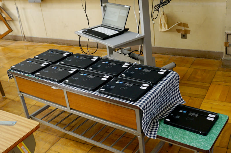 昨年11月、市原市内のGIGAスクール研究推進校で端末が児童に配布された