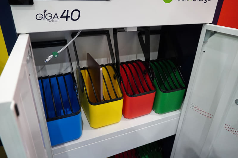 両開き扉のタイプにバスケットを収納するタイプも