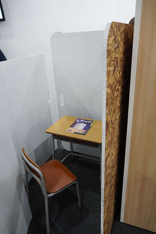 教室の机と椅子を覆うようなカタチで、自分ひとりの空間を作る