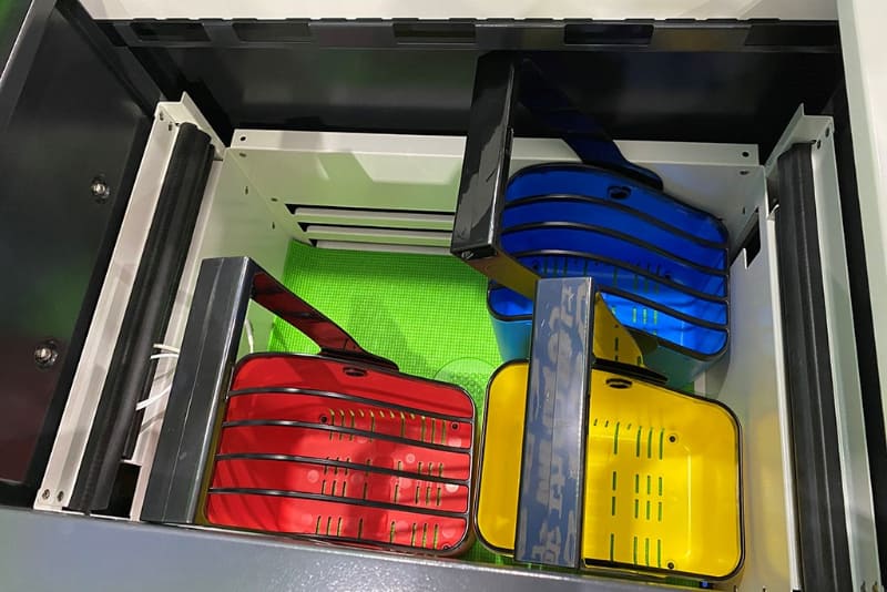 天板をスライドして、上からバスケットを出し入れ