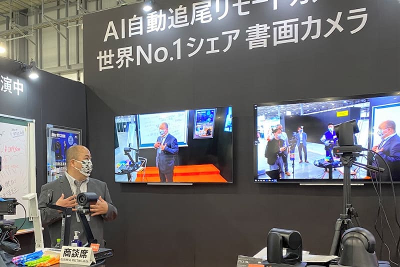 安藤氏がブース内を動き回っても自動でスムーズに追尾する