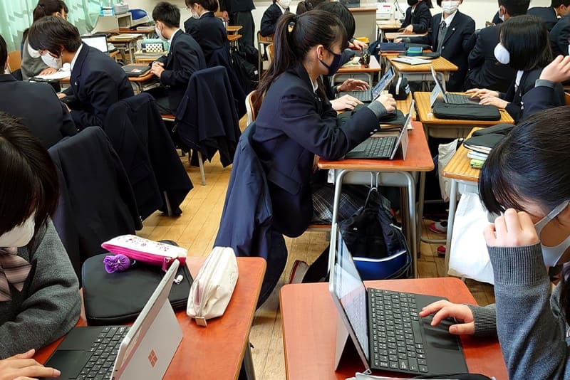 東京都立三鷹中等教育学校での1人1台活用の様子（能城教諭提供）