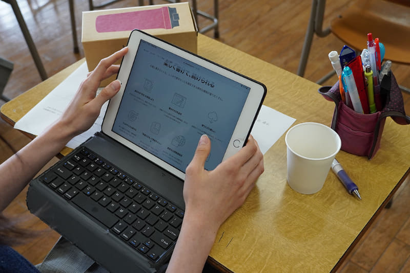 「美味しい珈琲を淹れよう」のゼミ。喫茶店という空間や珈琲の栽培や焙煎方法を学ぶことで、生産者と消費者の立場で幸せとは何かを考える。「はてなブログ」や「note」で自分が学んだことの情報発信にも挑戦。初回はiPadで電子書籍を読みながら珈琲を楽しむ時間も