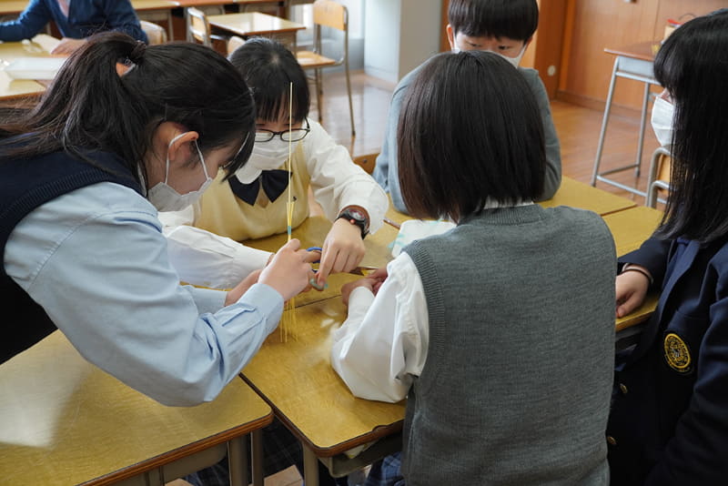 「SGDsと社会貢献」のゼミ。SDGsの社会課題を理解し、社会貢献できるビジネスプランを考える。高校生がチャレンジできるビジネスコンテスト「SAGE JAPAN」にも挑戦し、日本国内予選を通過すれば世界大会にも行ける。この日はゼミのメンバーでチームワークを深めるマシュマロチャレンジを楽しんでいた