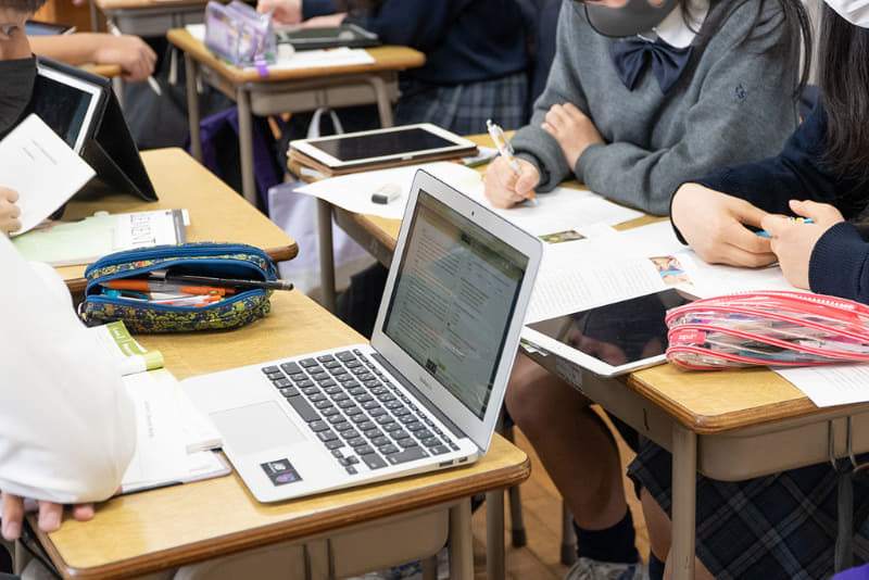 高校英語の授業風景。普段の授業からICTを自然に使う。高校生になればMacBookを使う生徒もいる