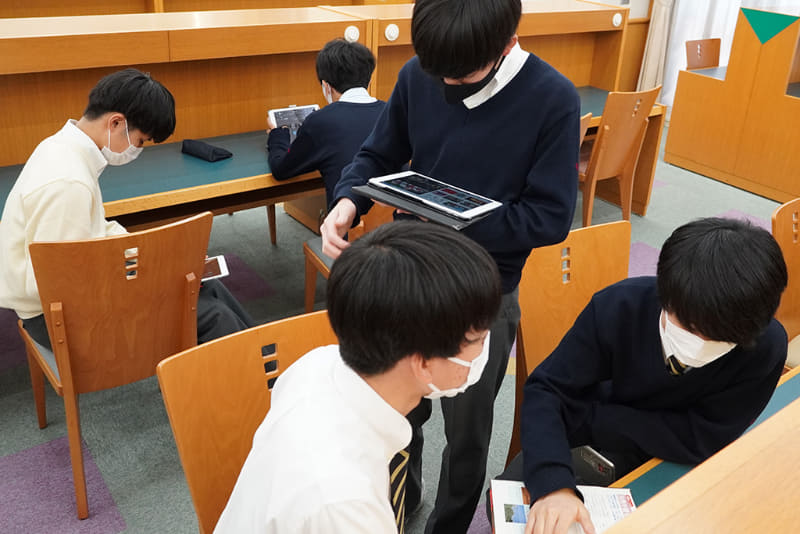 「沖縄から学ぶ基礎教養」のゼミ。沖縄を通して環境問題、戦争問題、経済格差など、日本が抱える社会課題について考える。図書室で書籍やネットの情報を見ながら、テーマを絞っていく