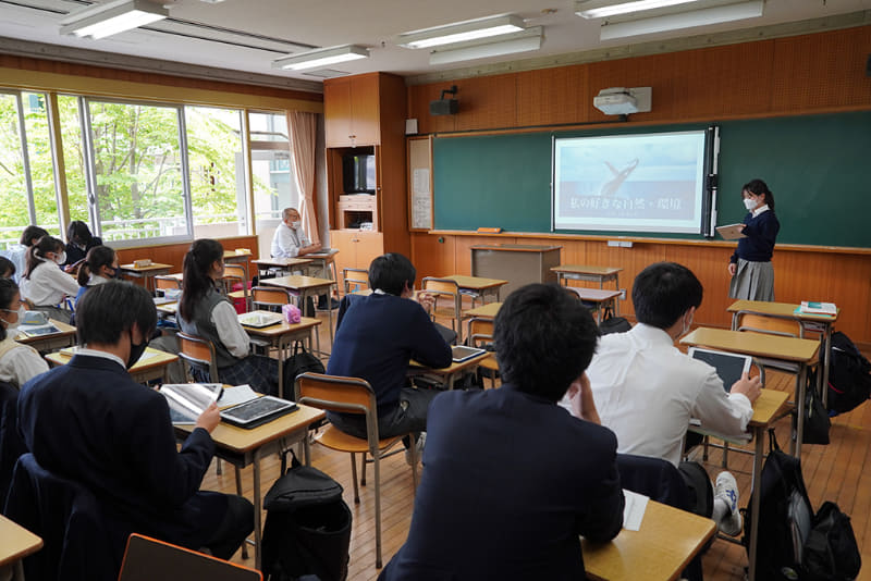 「人と自然の関わり」に関するゼミ。自然環境の現状と保護活動を学ぶ。この日は、自分の好きな自然について発表し合った