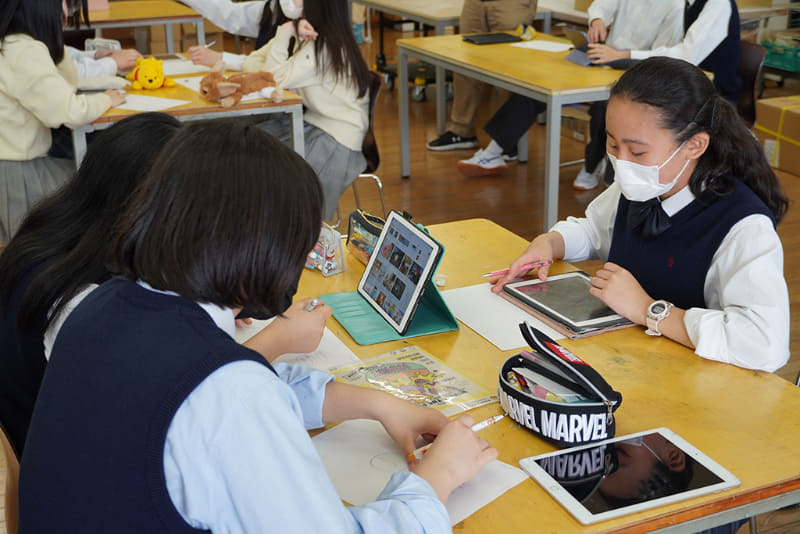 「芸術の可能性を探ってみよう」のゼミ。音楽×物理の世界を体現するグラスハープについてアイデアを出し合う生徒たち