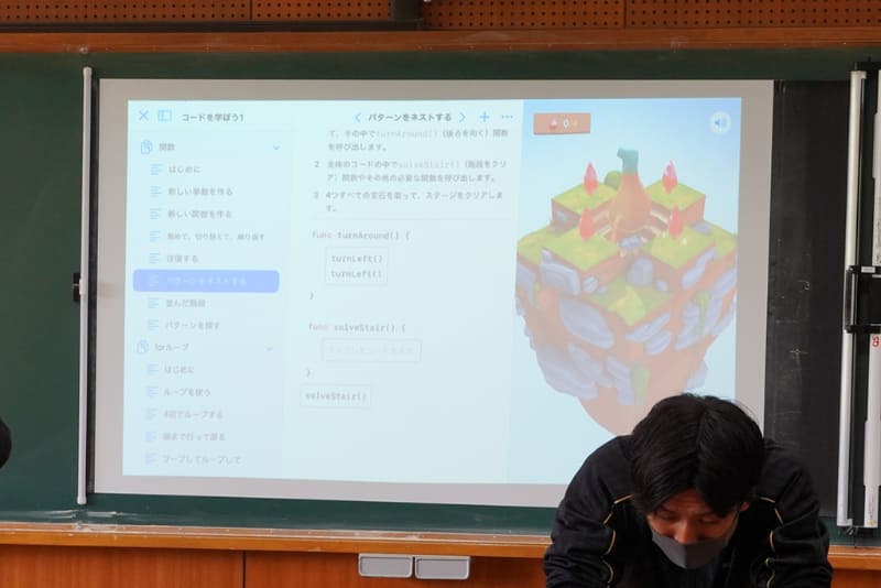 「アプリケーションを開発しよう」のゼミ。大学と連携して、Xcodeを使ったiOSアプリの開発に取り組む。このゼミを選ぶ生徒はiPadからMacBookへ買い替えるという。初回のゼミではMacBook購入についての説明もされる