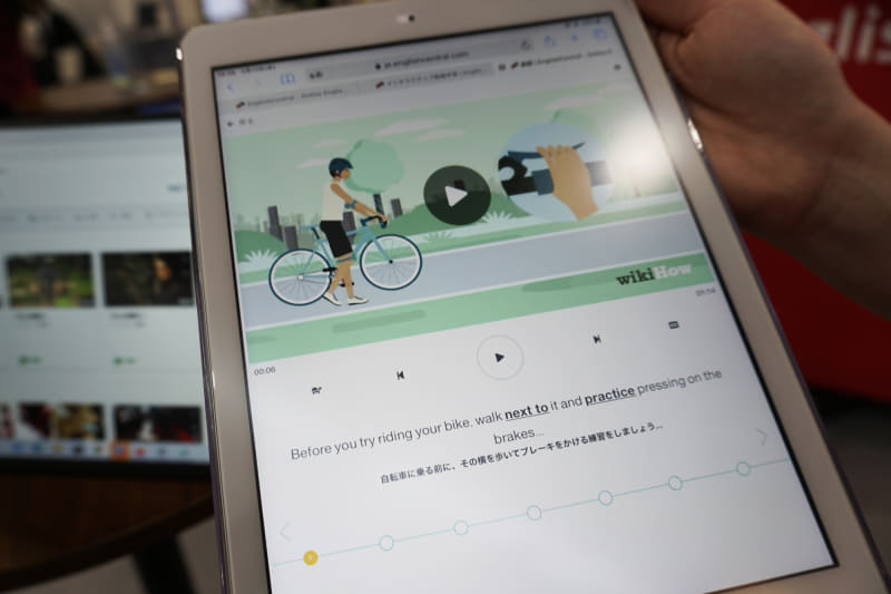 動画はキャプション付きでスピードを調節して見られるだけでなく、自分のスピーキングを判定させる機能、文中の単語の穴埋め問題の機能などが備わっている