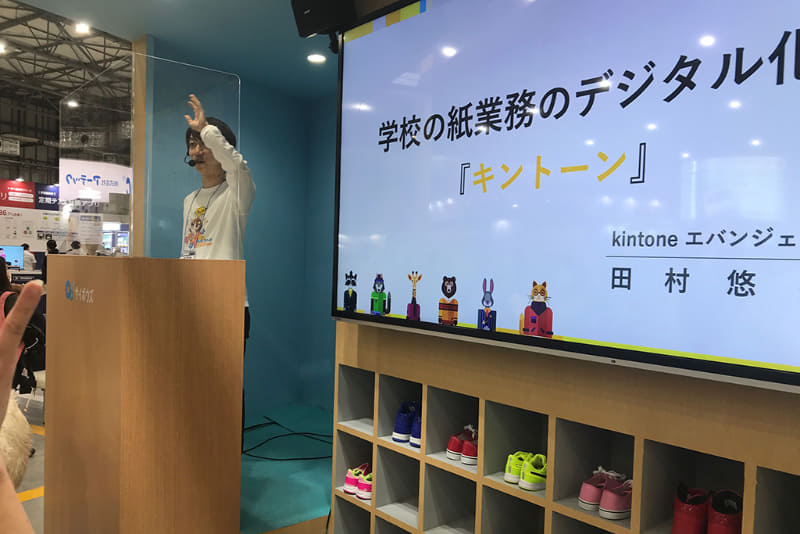ブースでは、kintone界隈ではお馴染みのエバンジェリスト田村氏が、先生役という設定でミニセミナーに登壇
