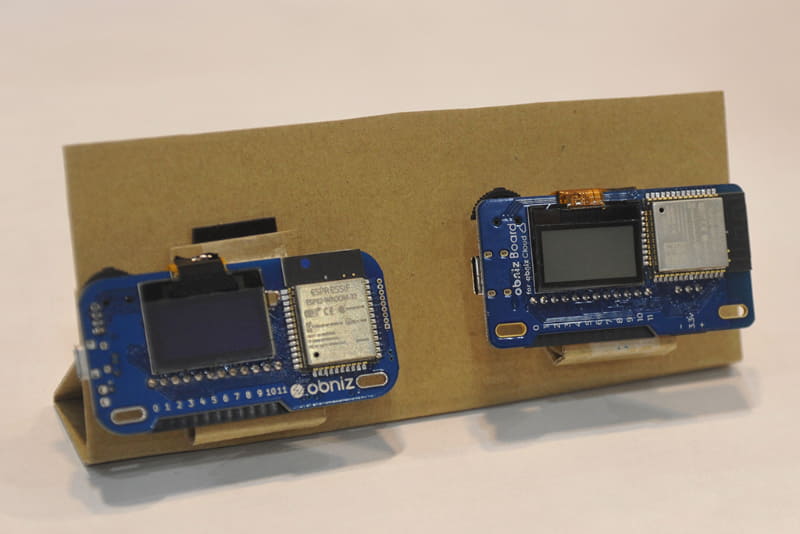 IoT学習の定番の１つ、Obnizeが出展していた。スタートキットなどが展示