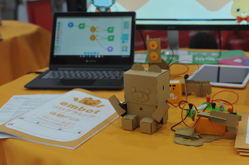 なぜか、STEAM関連とは離れたブースにいたembot君