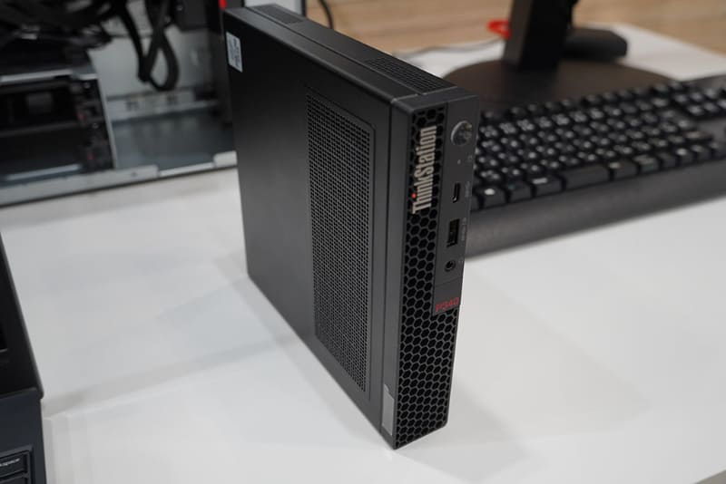 （写真左）手のひらサイズのパワフルワークステーション「ThinkStation P340 Tiny」。NVIDIA Quadro P620搭載。ThinkCentre Tiny-in-Oneシリーズと組み合わせれば、「ThinkStation P340 Tiny」を背面に差し込むだけでオールインワンワークステーションとして使用可能