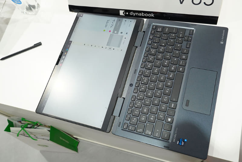 dynabook V83はフラットになり、相手が見やすいように画面表示だけ回転できる