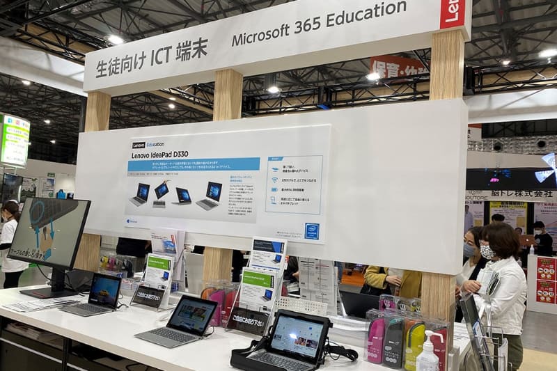 GIGAスクール対応のWindows PC「Lenovo IdeaPad D330」や、Chromebookの「Lenovo 300e Chromebook 2nd Gen」を展示。スタイリッシュなデザインが人気の「Lenovo IdeaPad Duet Chromebook」は、高校生にも良さそうだ