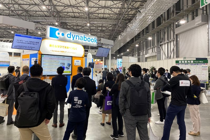dynabookのブースではセミナーを配信。密を避けながらも多くの人が足を止めた