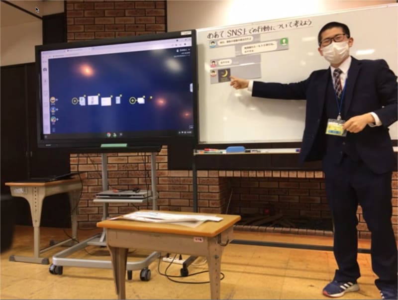 松原市立河合小学校で実施された6年生の情報モラル教育の公開授業の様子。外部向けにはオンラインで実施された