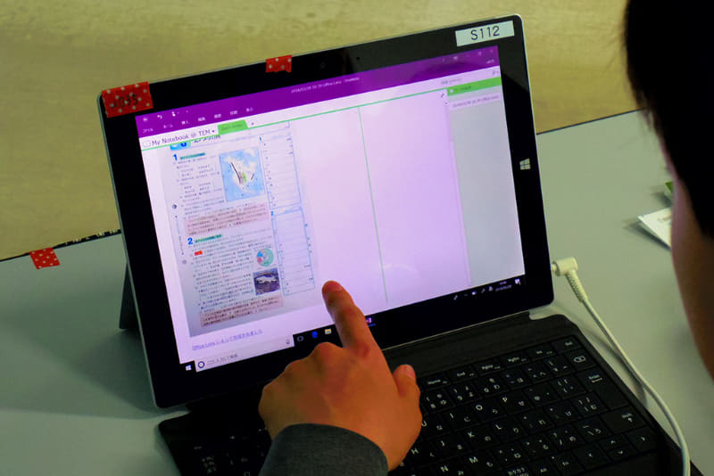 紙のプリントをモバイルスキャナで取り込んで、OneNoteに書き込む（村田氏提供）