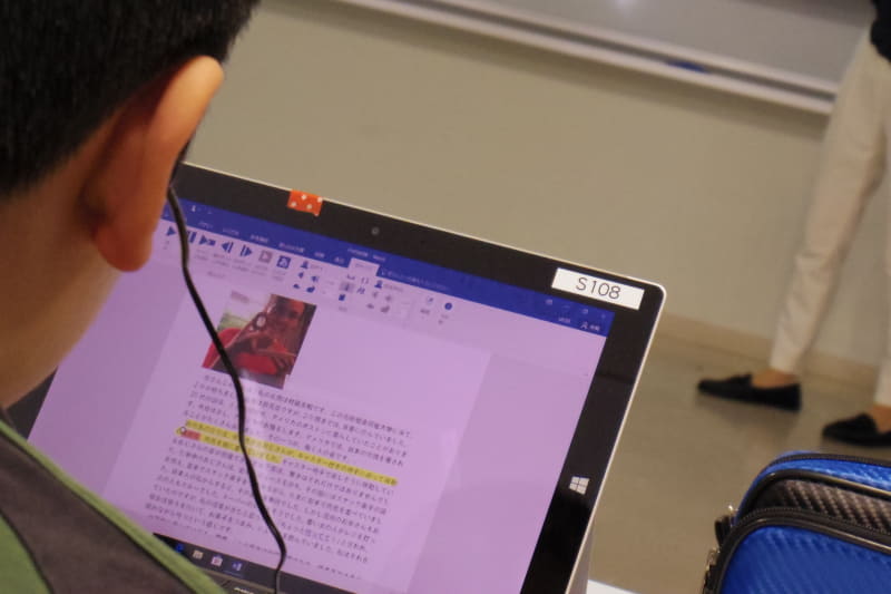 Wordの文章を読み上げてくれる「WordTalker」を利用している場面（村田氏提供）