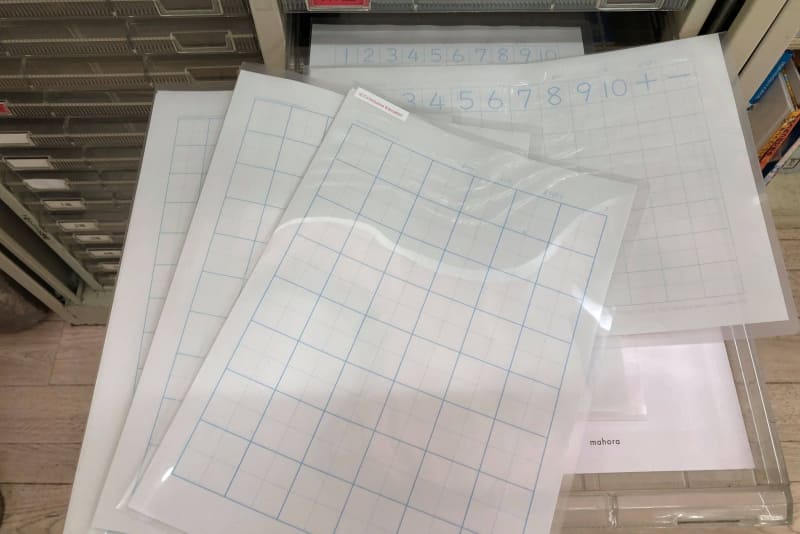 東京学芸大学附属小金井小学校の保健室では、書きに困難を抱える子どものために、マス目の大きい用紙も用意して対応している（佐藤教諭提供）