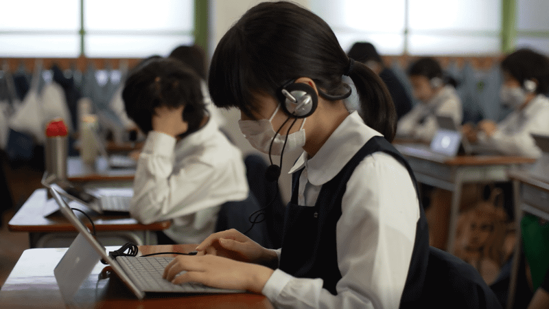 クラス全員がイヤホンとマイクをつけて、Teamsのブレイクアウトルームで話し合いを行なうことも（佐藤教諭提供）