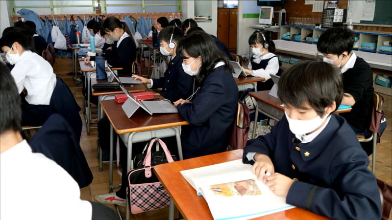 東京学芸大学附属小金井小学校の様子。タブレット端末を自由に使える環境にすると、使う子もいれば、使わない子もいる。それぞれに合ったやり方、目的に応じたやり方で、子どもたちは端末を使っていくという（佐藤教諭提供）