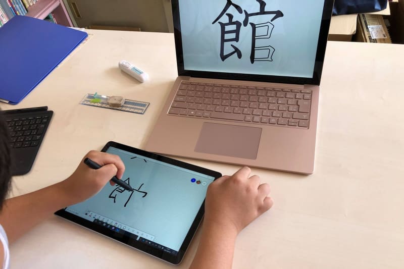Microsoft Whiteboardも漢字の練習に利用すると佐藤教諭。子どもの好きな大きさで書き込めるうえ、「戻る」ボタンで書き順もチェックできるという