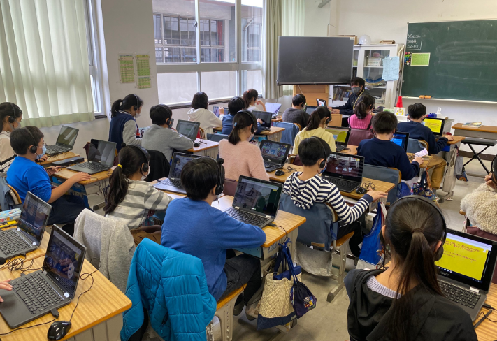 戸田東小学校で「DQ World」に取り組んだ様子