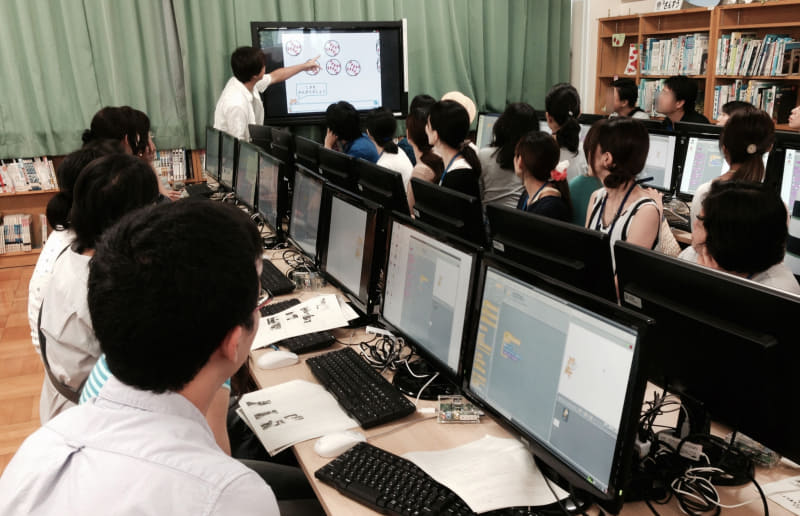 保護者や教員たちも研修でプログラミングを体験（阿部氏提供）