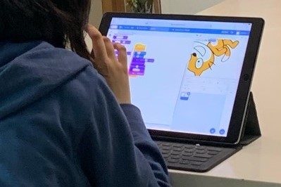 うめ家の⼦どもたちも、普段からプログラミングを楽しんでいるという（うめ氏提供）