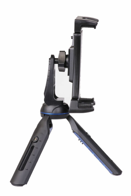 ホルダー部は取り外し可能。上方向に傾き、見やすい方向に動かすことができる