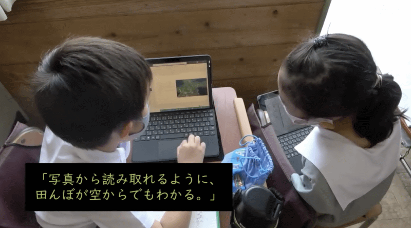 まとめた内容を共有する様子。画面をのぞきあったり、Teams経由で資料を共有して見せたりしている