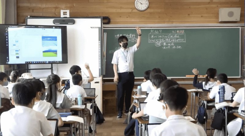 発表時には特徴の根拠となる資料を前方の大型ディスプレイに表示するよう児童に促した。資料を読み解くことを重視