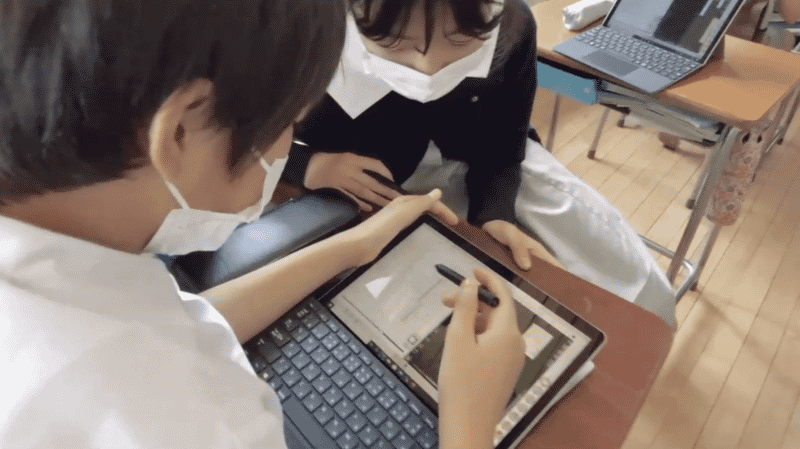 児童は慣れた様子でツールを操作し考えをまとめている