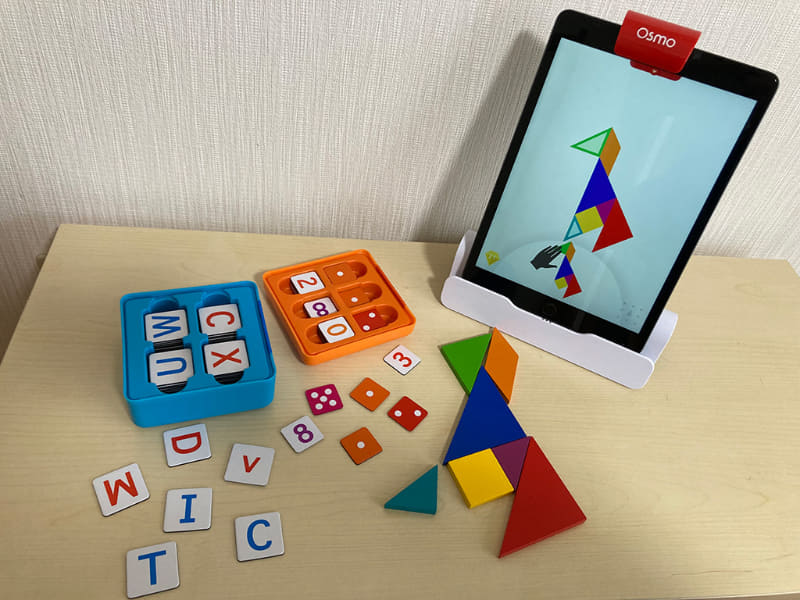 「Osmo ジーニアス スターター キット」。iPadに専用のスタンドと赤いリフレクターをセットするだけで遊べる