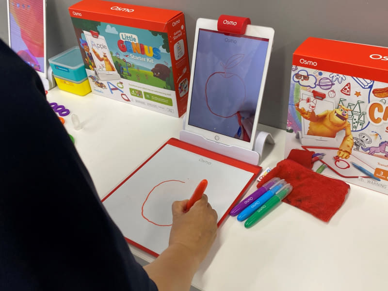 「Masterpiece」では、iPadに映るお手本を見ながら、手元の紙に絵を描く。描いた絵はアプリ内の「ギャラリー」に展示。絵を完成させるまでの工程が動画で保存されていて、自分がどんなふうに描いたか確認することができる